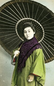Japansk kvinne med parasoll, ca. 1910 (albumfoto)